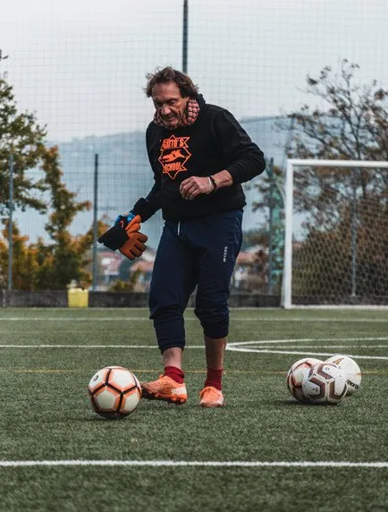 Fabio “Gatto” Corti in campo con i palloni